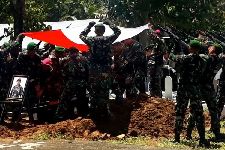 Sertu Anumerta Yusdin dimakamkan secara militer di TMP Salobulo Palopo, Sabtu (09/03/2019) 