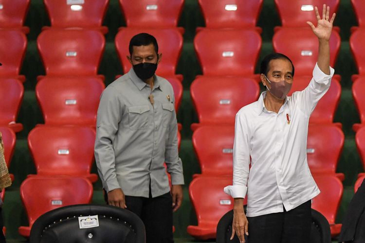 Presiden Joko Widodo (kanan) menyapa atlet Peparnas dan penonton saat berkunjung di Gor Cendrawasih, Jayapura, Papua, Sabtu (13/11/2021). Presiden Joko Widodo berkesempatan untuk mengunjungi venue judo dan bulu tangkis sebelum akhirnya menutup Peparnas Papua di Stadion Mandala. ANTARA FOTO/Raisan Al Farisi/nym.