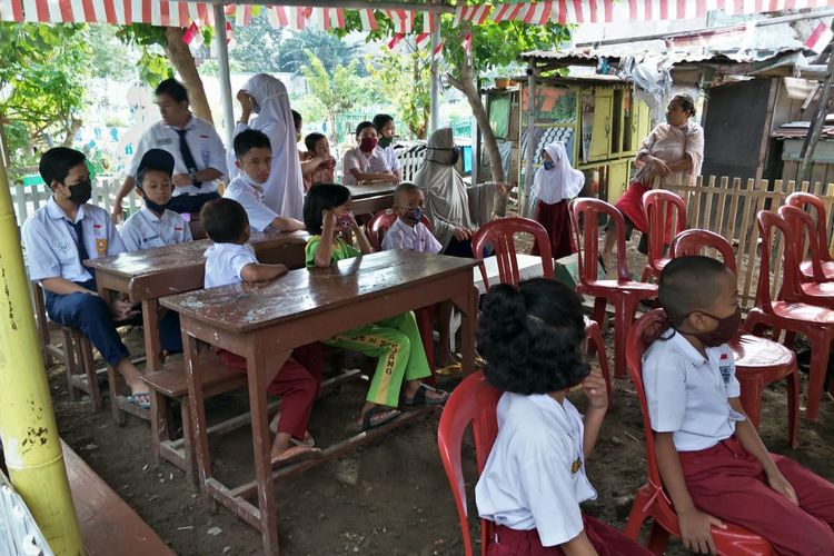 Anggota Polsek Mamajang Aiptu Paleweri mendirikan tempat belajar bagi puluhan anak miskin di Makassar. Sulawesi Selatan. Tempat belajar ini didirikan di kompleks TPU Dadi, Makassar, Sulawesi Selatan.