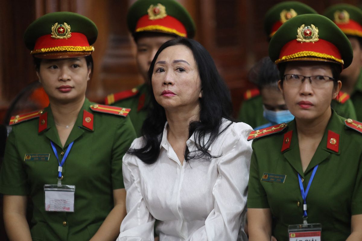 Taipan properti Vietnam Truong My Lan (tengah) saat hadir di pengadilan di Ho Chi Minh City pada 11 April 2024.