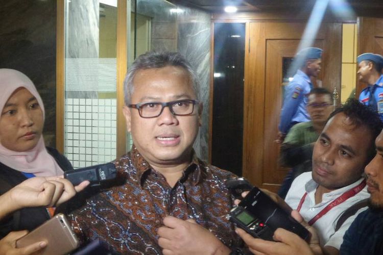 Ketua Komisi Pemilihan Umum (KPU) Arief Budiman di Kompleks Parlemen, Senayan, Jakarta, Selasa (25/4/2017).
