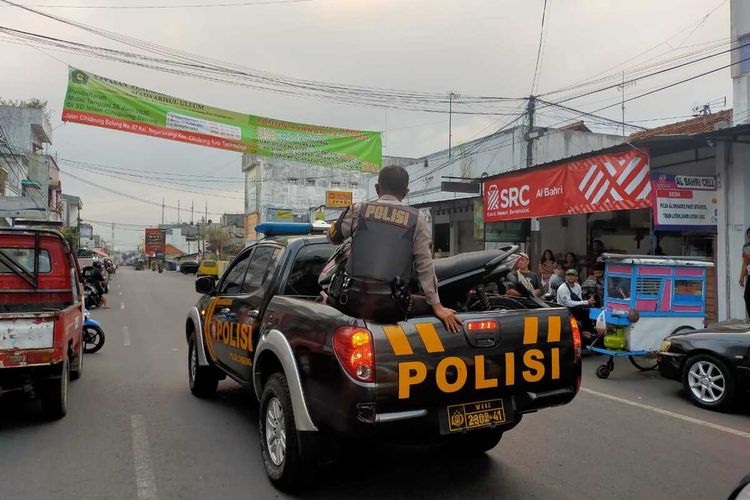 Petugas Polresta Tasikmalaya mengamankan pengendara berknalpot bising yang motornya ditinggalkan di jalanan seusai menantang duel sekelompok warga di Jalan Cihideung, Kota Tasikmalaya, Minggu (9/8/2020) kemarin.