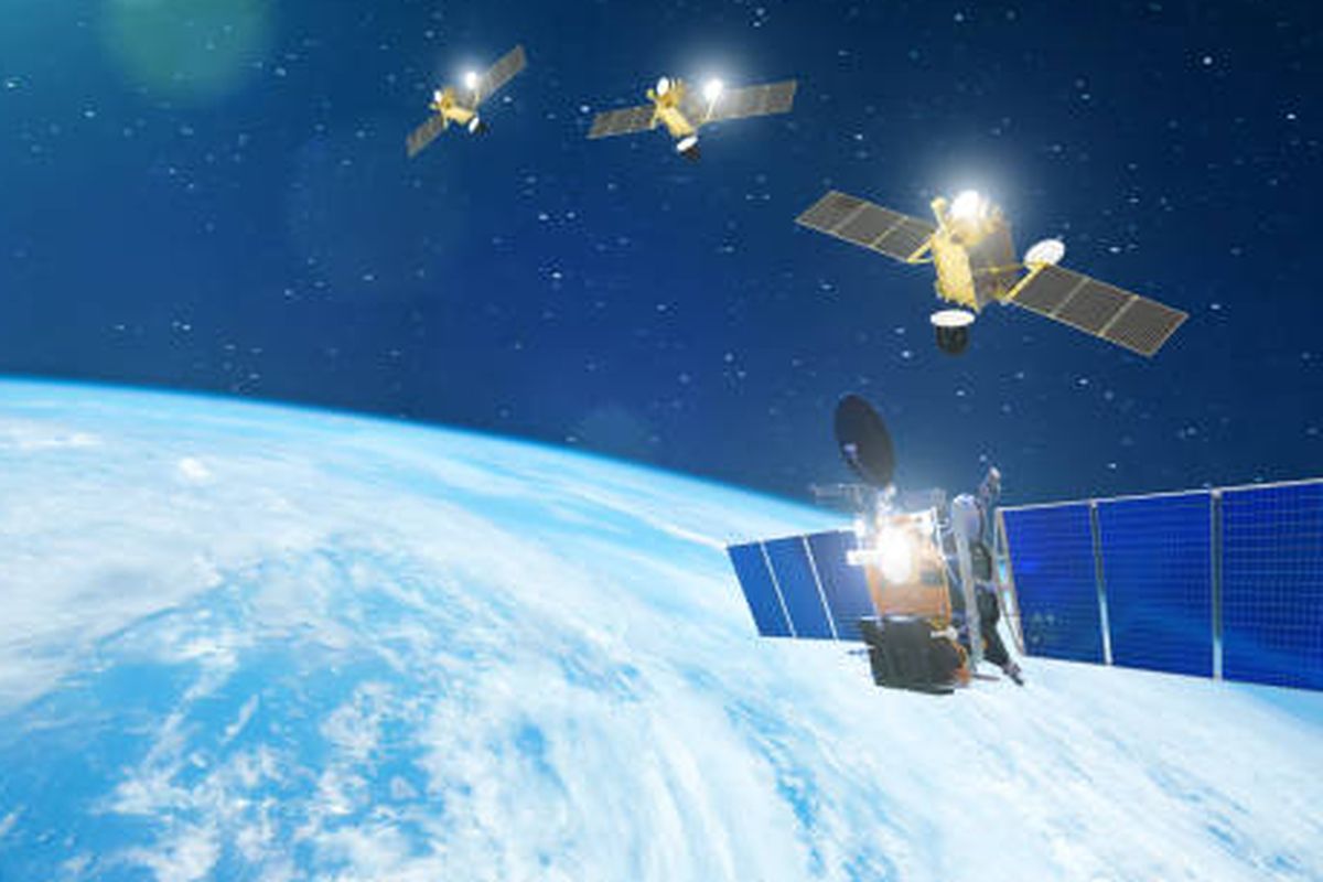 Ilustrasi satelit GPS mengorbit bumi.