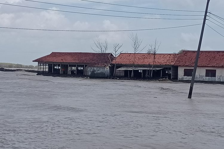 Dinding SD Bedono 1 Kecamatan Sayung Kabupaten Demak Jawa Tengah rusak setelah dihantam gelombang tinggi,, Selasa (8/12/2020).