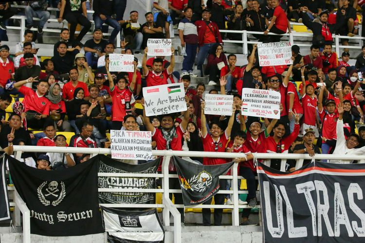Dukungan suporter untuk Timnas Indonesia dalam laga persahabatan melawan Palestina. Laga Indonesia vs Palestina digelar di Stadion Gelora Bung Tomo, Surabaya, Rabu (14/6/2023).