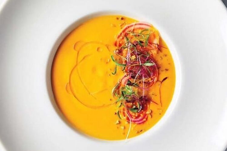 Sup bit yang merupakan makanan vegan dalam tampilan mewah untuk Golden Globes 2020. 