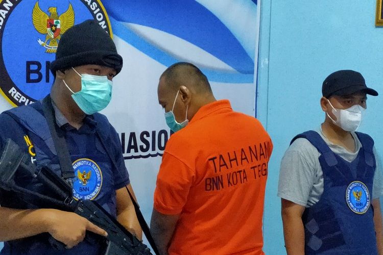 Seorang pria diduga pengedar narkoba jenis sabu MD (44), dihadirkan saat konferensi pers ungkap kasus di Kantor BNN Kota Tegal, Jawa Tengah, Rabu (22/6/2022). 