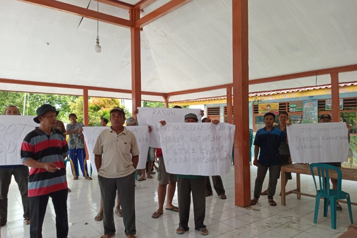 Warga Dusun Wening, Desa Gunungsari, Kecamatan Kasreman, Kabupaten Ngawi geruduk balai desa karena tidak puas dengan penanganan Kasun di wilayahnya yang kedapatan selingkuh dengan warga. Warga nekat menggelar aksi karena dipicu umpatan Kasun kepada warga