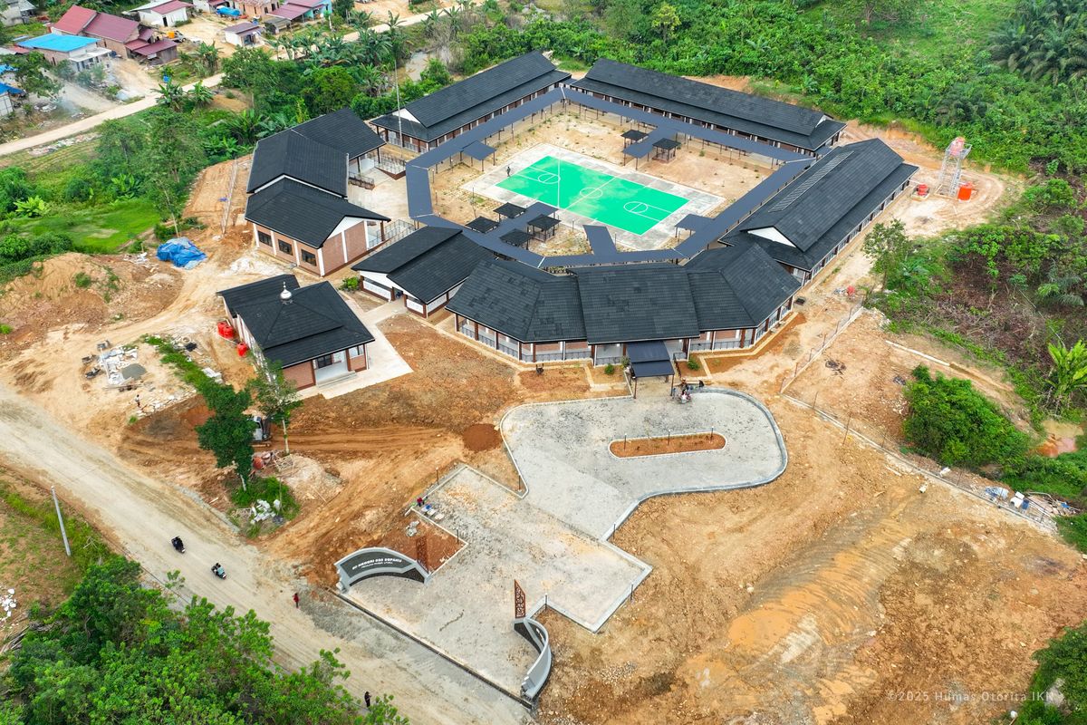 Desain sekolah mengadopsi arsitektur rumah panjang adat lamin Suku Dayak, dengan konsep smart building dan green building.