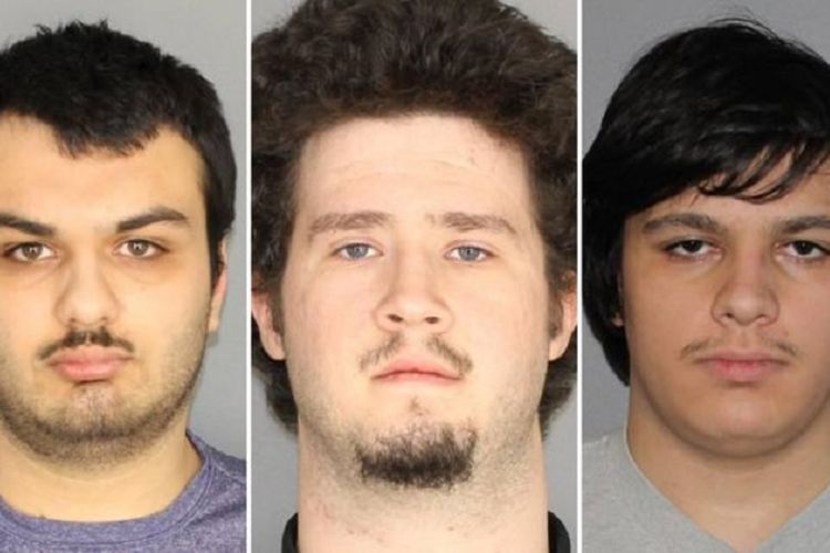 Vincent Vetromile, Brian Colaneri dan Andrew Crysel serta seorang remaja 16 tahun menjadi terdakwa rencana serangan terhadap sebuah komunitas Muslim di New York, AS.