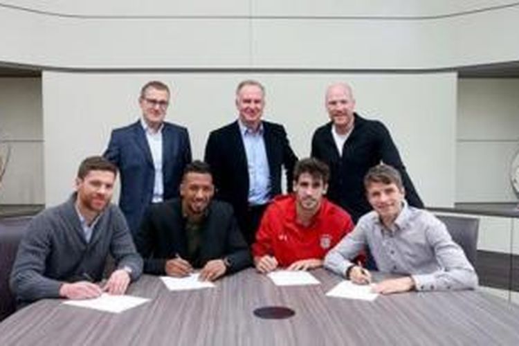 Xabi Alonso (kiri bawah), Jerome Boateng (tengah kiri bawah), Javi Martinez (tengah kanan bawah), dan Thomas Mueller (kanan bawah) menandatangani kontrak baru bersama Bayern Muenchen.