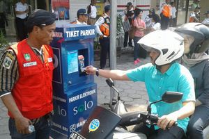 Bocor Alus dari Uang Parkir, Berjibaku dengan Penghasilan Mepet UMK Solo
