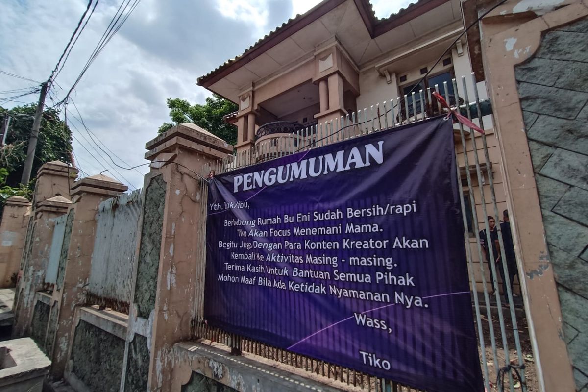 Kondisi rumah mewah yang viral karena terbengkalai di Kelurahan Jatinegara, Kecamatan Cakung, Jakarta Timur, Senin (9/1/2023).