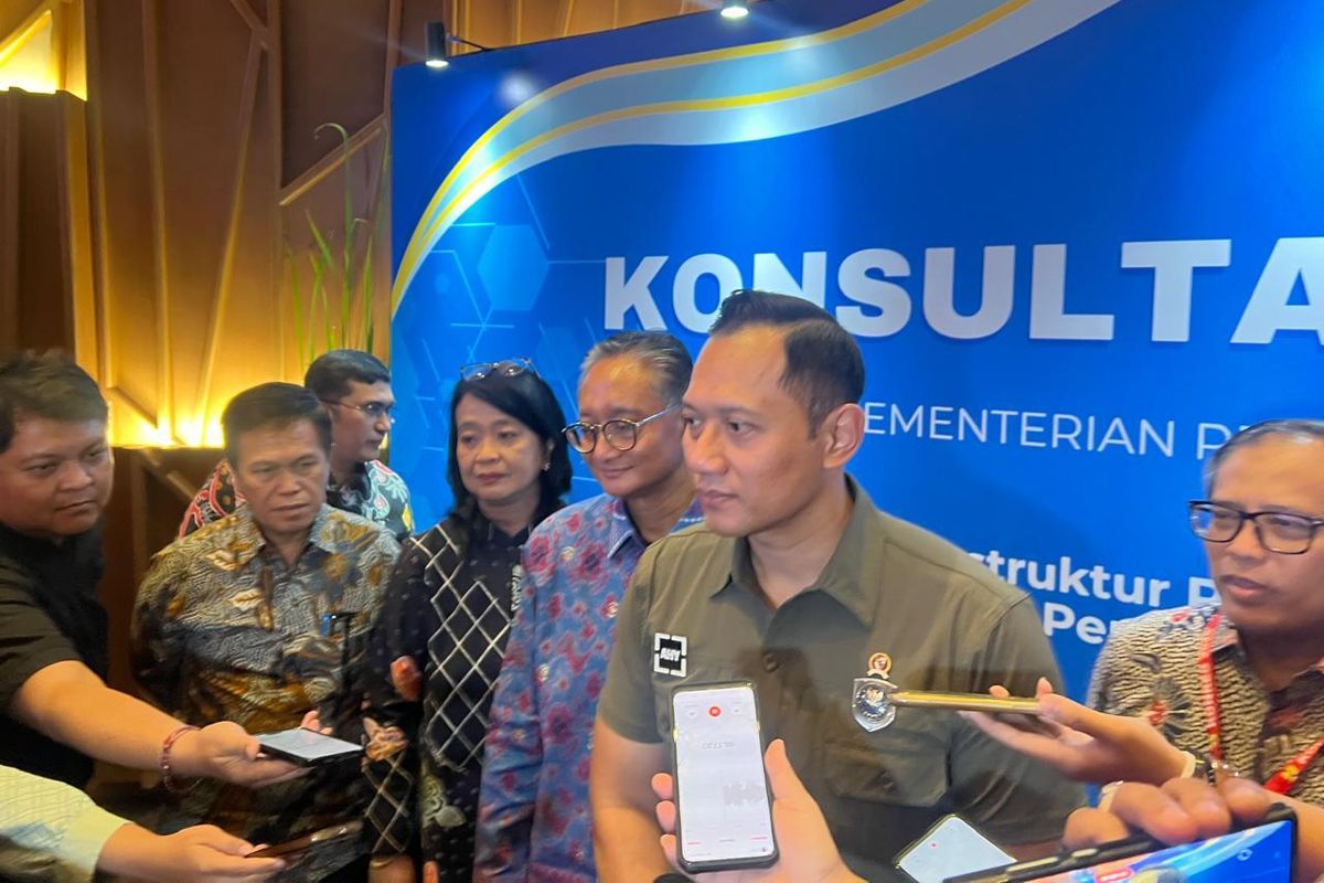 Menko IPK Agus Harimurti Yudhoyono (AHY) didampingi Menteri PU Dody Hanggodo dan Wamen PU Diana Kusumastuti usai menghadiri Konsultasi Regional (Konreg) Kementerian PU 2025, di Kantor Kementerian PU, Jakarta, Jumat (9/5/2025).