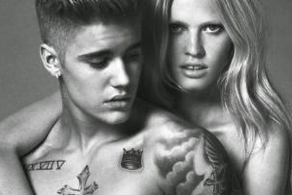 Justin Bieber dan Lara Stone berpose untuk iklan pakaian dalam Calvin Klein.