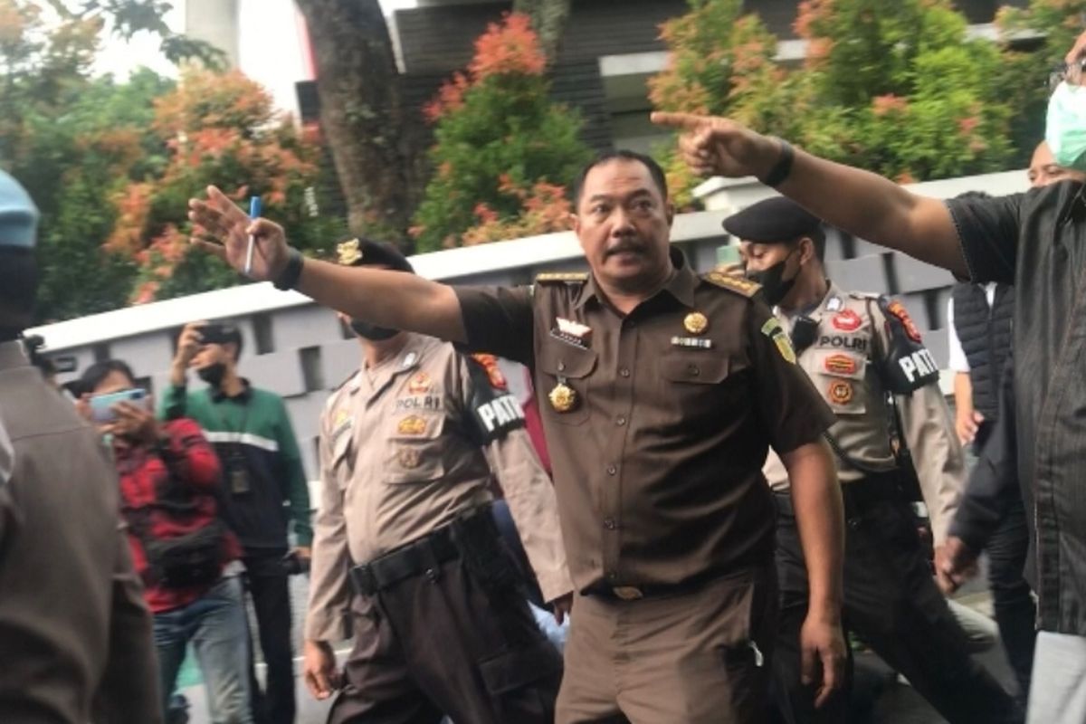 Majelis Hakim dan Jaksa Penuntut Umum (JPU) sempat mengecek kamera CCTV saat mendatangi rumah Ferdy Sambo di Komplek Duren Tiga, Pancoran, Jakarta Selatan, Rabu (4/1/2023) siang. 