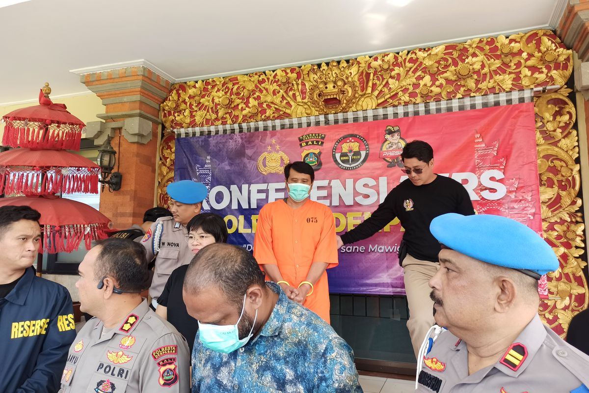 Pemilik gudang elpiji, berinisial SJ (50), saat dihadirkan dalam konferensi penetapan tersangka kasus kebakaran yang menyebabkan 12 orang tewas di Polresta Denpasar pada Sabtu (15/6/2024). Kompas.com/ Yohanes Valdi Seriang Ginta