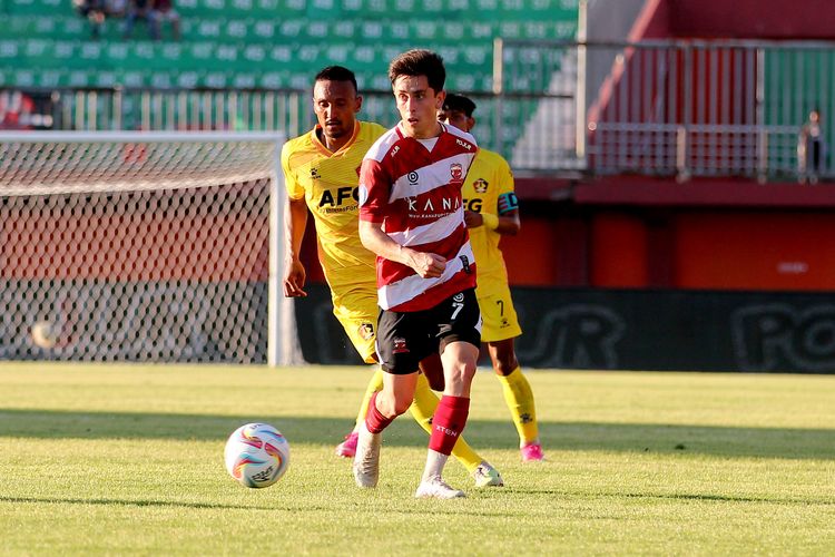 Pemain Madura United Francisco Rivera menggiring bola saat pertandingan pekan ke-2 Liga 1 2023-2024 melawan Persik Kediri yang berakhir dengan skor 3-2 di Stadion Gelora Ratu Pamellingan Pamekasan, Minggu (9/7/2023) sore. 