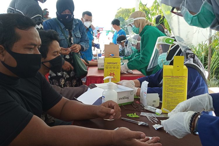 Sejumlah warga tampak mengikuti rapid test di Taman Wisata Matahari Kecamatan Cisarua, Kabupaten Bogor, Jawa Barat, Minggu (21/6/2020)