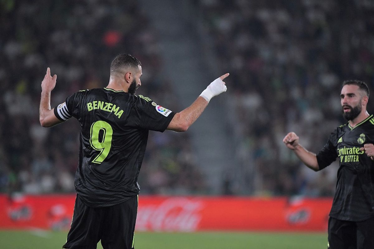 Penyerang Real Madrid Karim Benzema melakukan selebrasi VAR seusai mencetak gol kedua ke gawang Elche dalam laga lanjutan Liga Spanyol 2022-2023. Laga Elche vs Real Madrid berlangsung di Stadion Manuel Martinez Valero pada Kamis (20/10/2022) dini hari WIB. Terkini, Benzema bakal absen dalam pertandingan Madrid vs Girona di Stadion Santiago Bernabeu pada Minggu (30/10/2022).