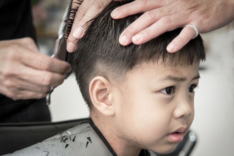 Ilustrasi memotong rambut anak