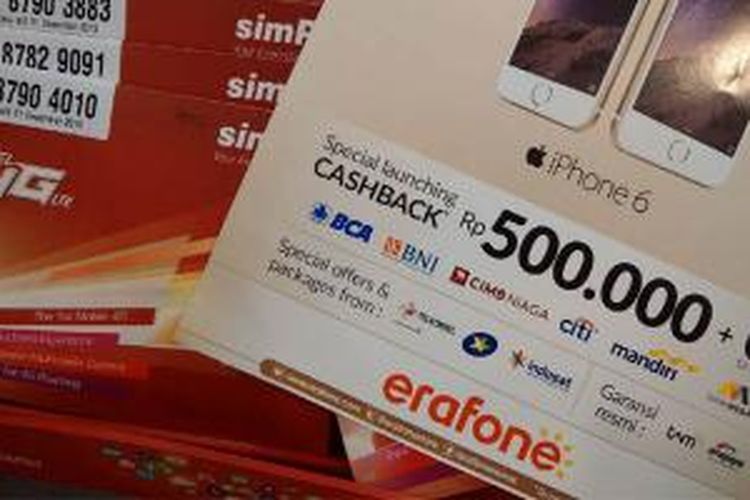 Lembaran brosur iPhone 6 dan iPhone 6 plus dan deretan kartu perdana Telkomsel Simpati 4G di meja registrasi kartu perdana gerai Erafone, Mal Taman Anggrek, Jakarta (5/2/2015)