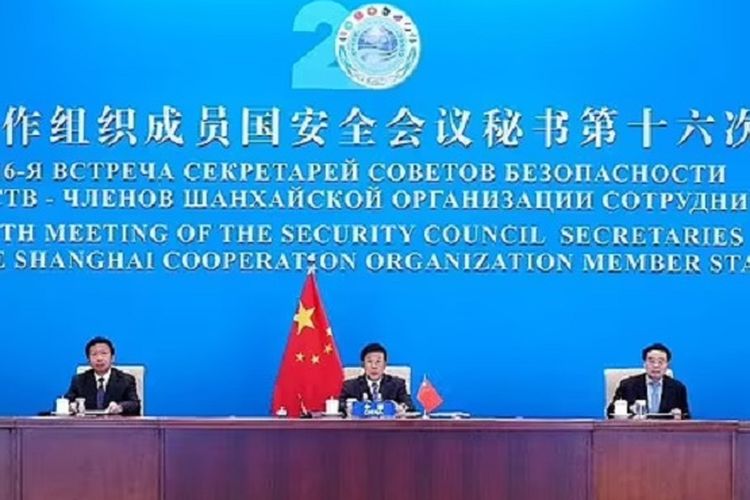 Foto Dong Jingwei (paling kanan) saat menghadiri agenda Dewan Keamanan Nasional di Shanghai pada 23 Juni lalu. Dong disebut mata-mata China yang membelot ke AS membawa bukti laboratorium Wuhan, lokasi diduga bocornya Covid-19.