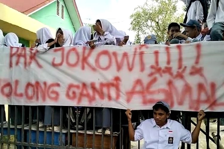 Ratusan siswa SMA Negeri 1 Kontunaga Kabupaten Muna, Sulawesi Tenggara, memboikot aktivitas belajar mengajar dengan berunjuk rasa dan menyegel sekolah, Selasa pagi (9/8/2022).