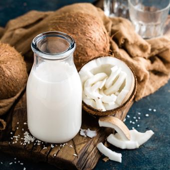 Ilustrasi santan, susu kelapa. 