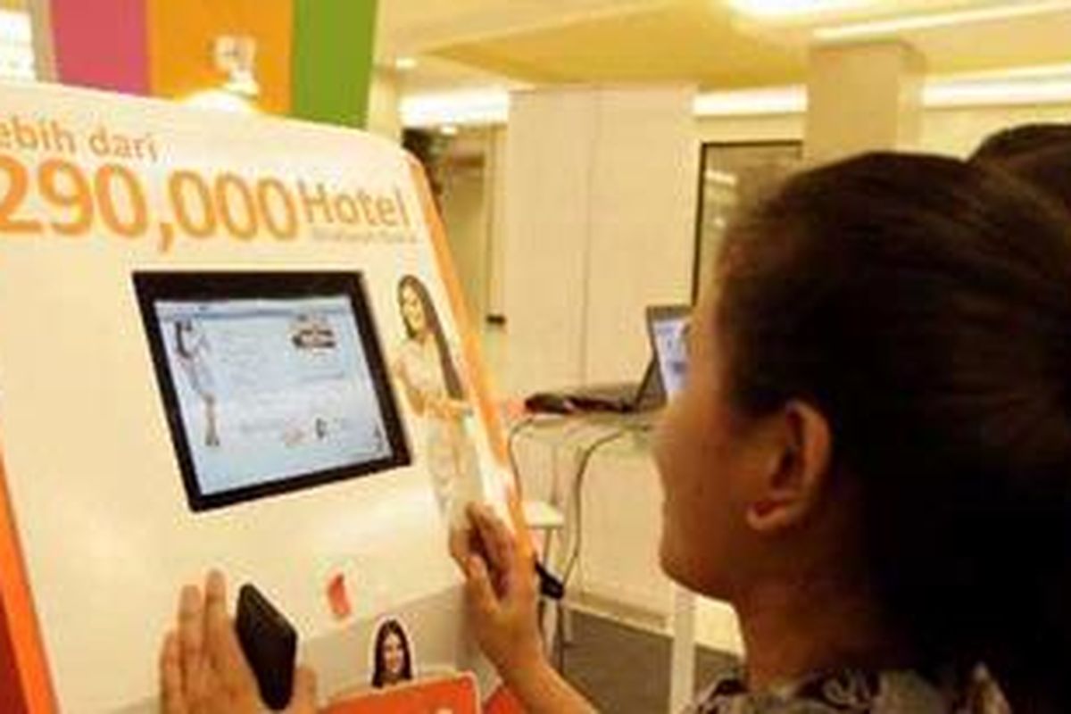 Pengunjung memesan hotel secara online di salah satu stan agen tur perjalanan di acara Kompas Travel Mart, di Mal Kota Kasablanka, Jakarta, Jumat (26/4/2013). Pameran travel yang berlangsung hingga 28 Maret ini menawarkan berbagai promo perjalanan wisata, bulan madu, serta potongan harga tiket pesawat tujuan dalam dan luar negeri. 