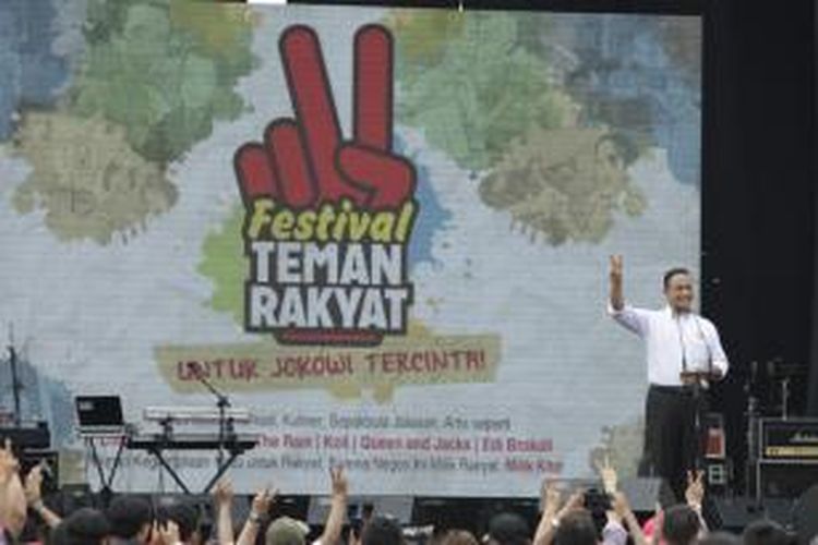Anies Baswedan memberikan kata sambutan di acara Festival Teman Rakyat, di Lapangan D, Senayan, Jakarta, Rabu (25/6/2014). Festival yang digelar oleh relawan pendukung pasangan Jokowi-JK ini menghadirkan hiburan musik hingga tenda kuliner.