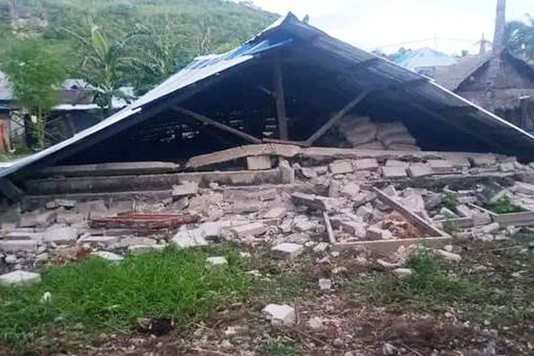 Rumah warga di desa Watuwei kecamatan Dawelor Dawera, kabupaten Maluku Barat Daya, Maluku mengalami kerusakan parah akibat gempa berkekuatan 7,5 yang mengguncnag wilayah tersebut, Selasa (10/1/2023)