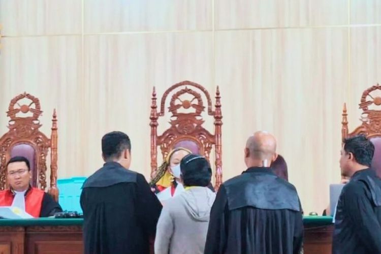 Majelis Hakim pengadilan Tipikor Manokwari saat sidang Kasus Korupsi di KONI Papua Barat, Rabu (27/3/2024).