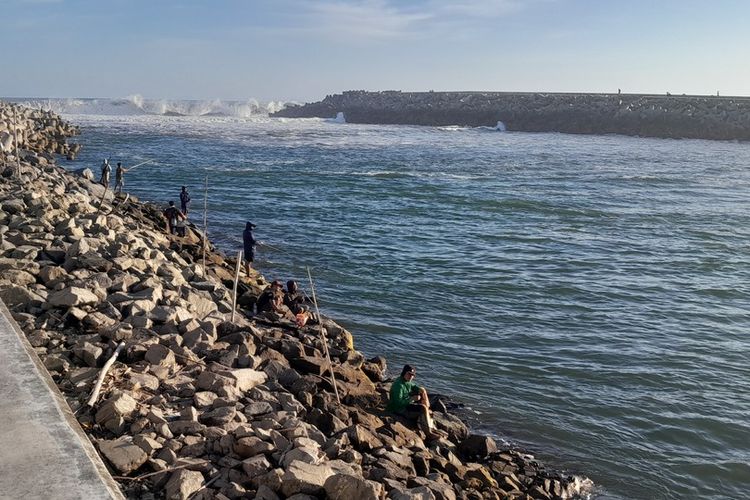 Merasakan Sensasi Berjalan di Tengah Laut Pantai Congot Kulon Progo