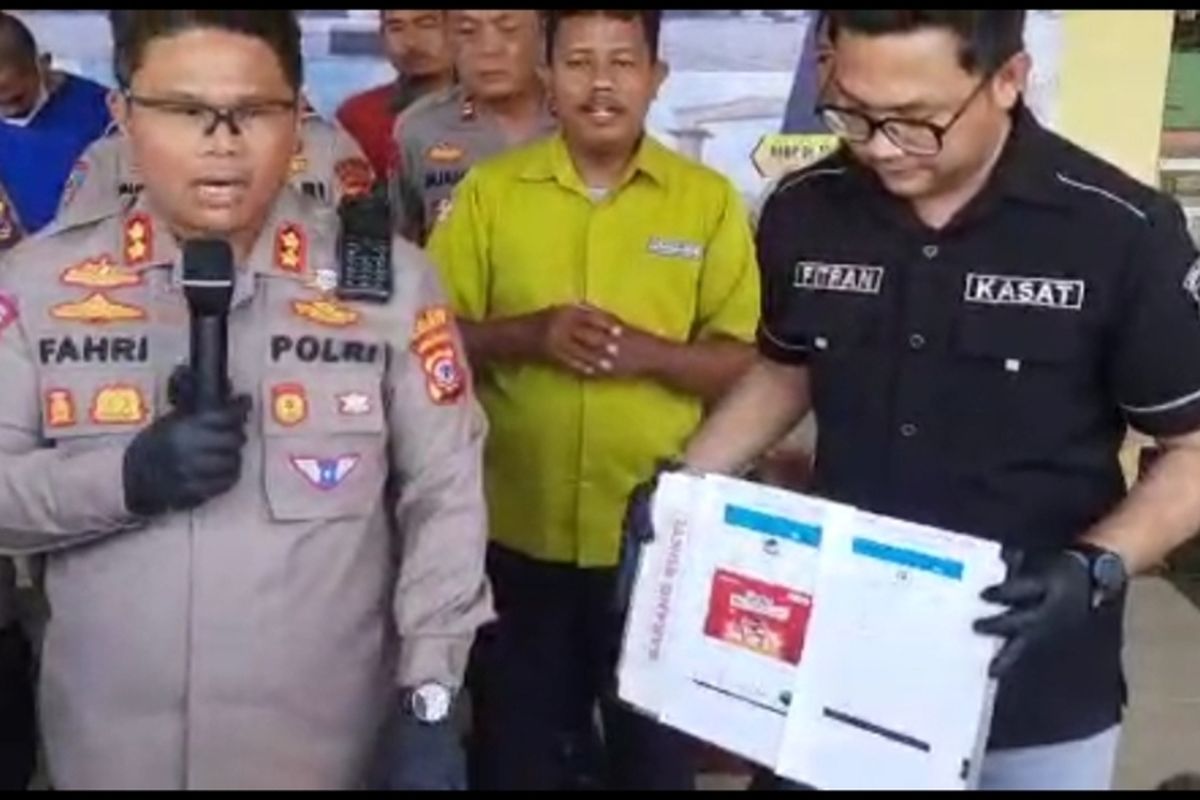 Kapolres Indramayu AKBP Fahri Siregar, Kasat Reskrim AKP Fitran bersama jajaran Polres Indramayu, menggelar ungkap kasus Prostitusi Online, Selasa (24/1/2023). Satu diantara tiga PSK asal Jakarta dan Bogor masih berusia 15 tahun