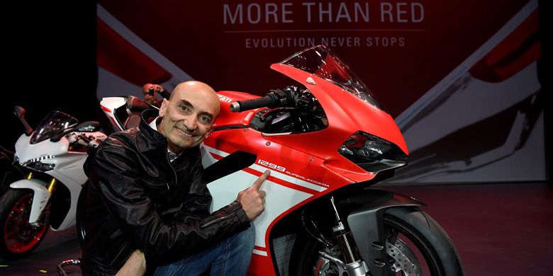CEO Ducati Claudio Domenicali bersama motor 1299 Superleggera.