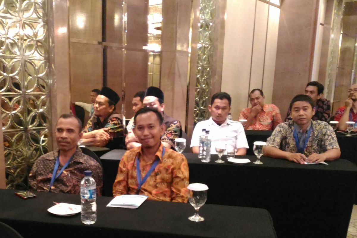 Seorang Guru Garis Depan Sahril Anci (baris depan, kanan) yang bertugas di SMP Negeri Momi Waren Kabupaten Manokwari Selatan mengikuti Seminar Nasional Membangun Pendidikan Karakter melalui Keteladanan Guru Pendidikan Dasar dalam peringatan Hari Guru Nasional 2017 di Hotel Ambara Jakarta, 23-26 November 2017.