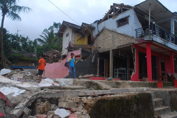Sebuah rumah warga di Kampung Citalahab, Desa Malasari, Kecamatan Nanggung, Kabupaten Bogor, rusak akibat guncangan gempa berkekuatan 6,1 Magnitudo yang berpusat di Lebak, Banten, Rabu (24/1/2018).