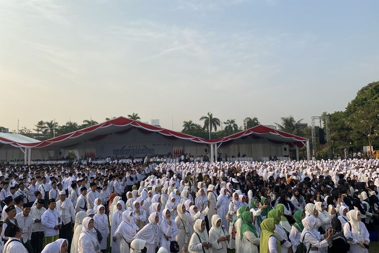Ribuan santri yang menghadiri Apel Hari Santri Nasional di Tugu Pahlawan
