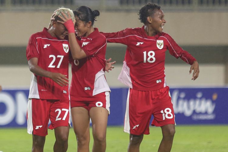 Para pemain Timnas Putri Indonesia Aulia Al Mabruroh (kiri) merayakan gol yang dicetaknya bersama Reva Oktaviani (tengah) dan Marsela Yuliani Awi (kanan) saat menghadapi Timnas Putri Nepal pada laga International Women's Friendly Match di Stadion Maguwoharjo, Sleman, D.I Yogyakarta, Rabu (26/11/2025). Timnas Putri Indonesia menang atas Nepal dengan skor 2:1. ANTARA FOTO/Andreas Fitri Atmoko/bar