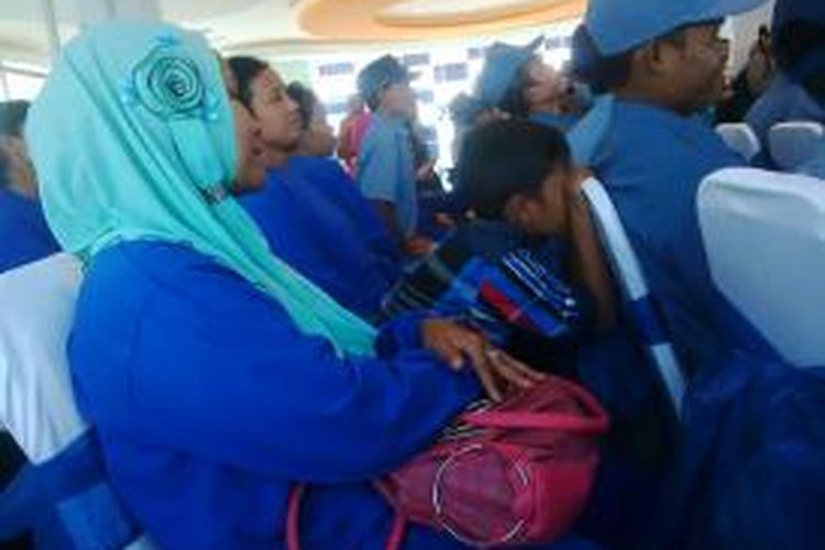 Rasti dan anaknya akan bertransmigrasi ke Poso, Sulawesi Tengah.
