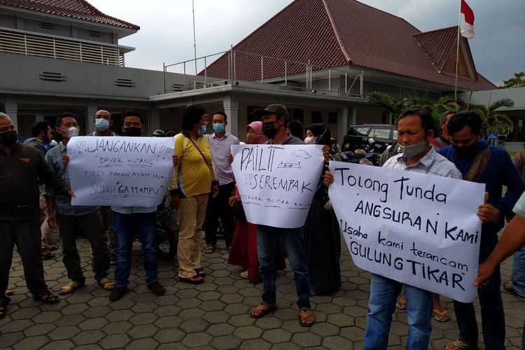 Puluhan peternak ayam petelur di Blitar gerudug Kantor BNI Cabang Blitar di Jalan Kenanga, Kota Blitar, Selasa (14/9/2021)