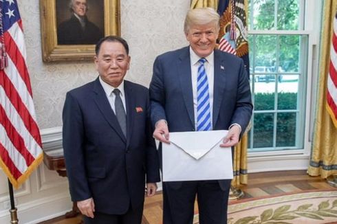 Pejabat Korut Berikan Amplop Raksasa dari Kim Jong Un kepada Trump