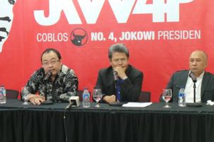 Kuasa hukum bakal calon presiden dari PDI Perjuangan Joko Widodo, Alexander Lay dan Todung Mulya Lubis di Jakarta, Ranu (15/4/2014).