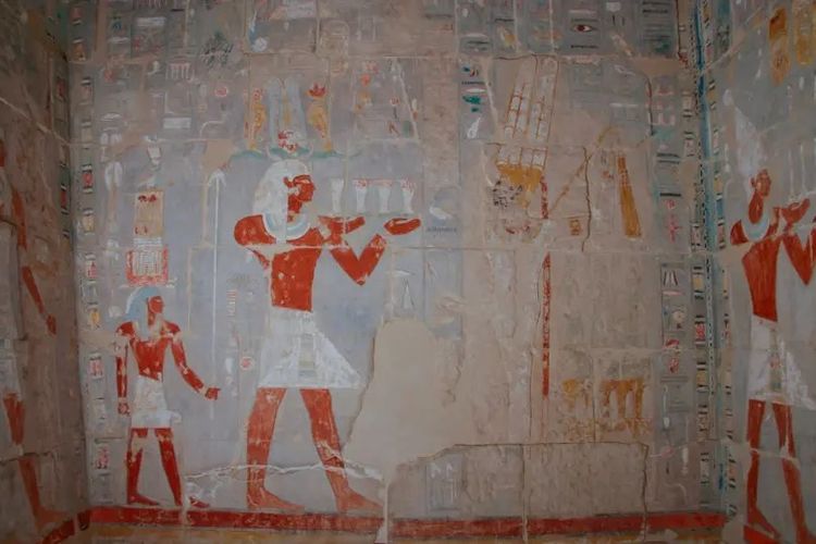 Lukisan di dinding pemakaman Kerajaan Tengah Meru.