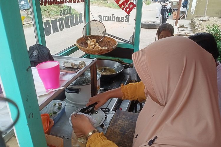 Kenaikan elpiji ukuran 5 kg dan 12 kg dikeluhkan oleh beberapa pedagang kaki lima di Kabupaten Bandung. Sementara pemilik Grosir khawatir terjadi perpindahan penguna gas dari 5 dan 12 kg ke ukuran 3 kg.