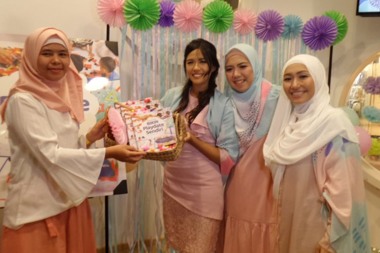 Danesya Mayra Juzar, Dyah Ayu Amallia dan Irna Nurul Fatimah, penulis buku #Buku Mama Bisa: Bikin Playdate Sendiri yang juga penulis pada blog @productivemamas dalam konferensi pers peluncuran bukunya di Pacific Place Mall, Jakarta, Selasa (13/11/2018).