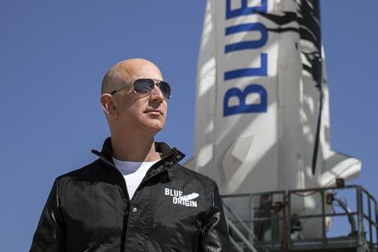 Foto Jeff Bezos saat memantau uji coba roket New Shepard.