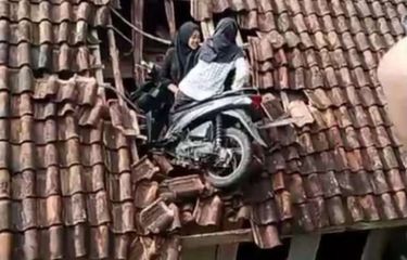 Video Dua Bocah Kecelakaan Naik Motor, Terperosok ke Atap Rumah ...