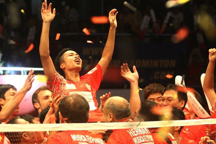 Pemain tunggal Musica Champions, Anthony Sinisuka Ginting, diangkat oleh rekan-rekan setimnya seusai memastikan kemenangan pada babak final Djarum Superliga 2017 di DBL Arena, Surabaya, Minggu (26/2/2017).